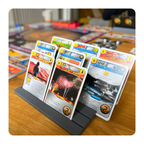 Simplifiez vos parties de jeu de cartes avec notre porte cartes sur  6 niveaux pour avoir les mains libres pendant la partie.